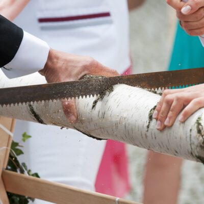 Deutsche Hochzeitstraditionen: Unvergessliche Bräuche für eure Feier